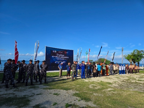 Sambut HUT RI Ke-79 Tahun, Dandim 1315/KG Ikuti Upacara Pengibaran Bendera Merah Putih di Bawah Laut Pantai Desa Botu Barani